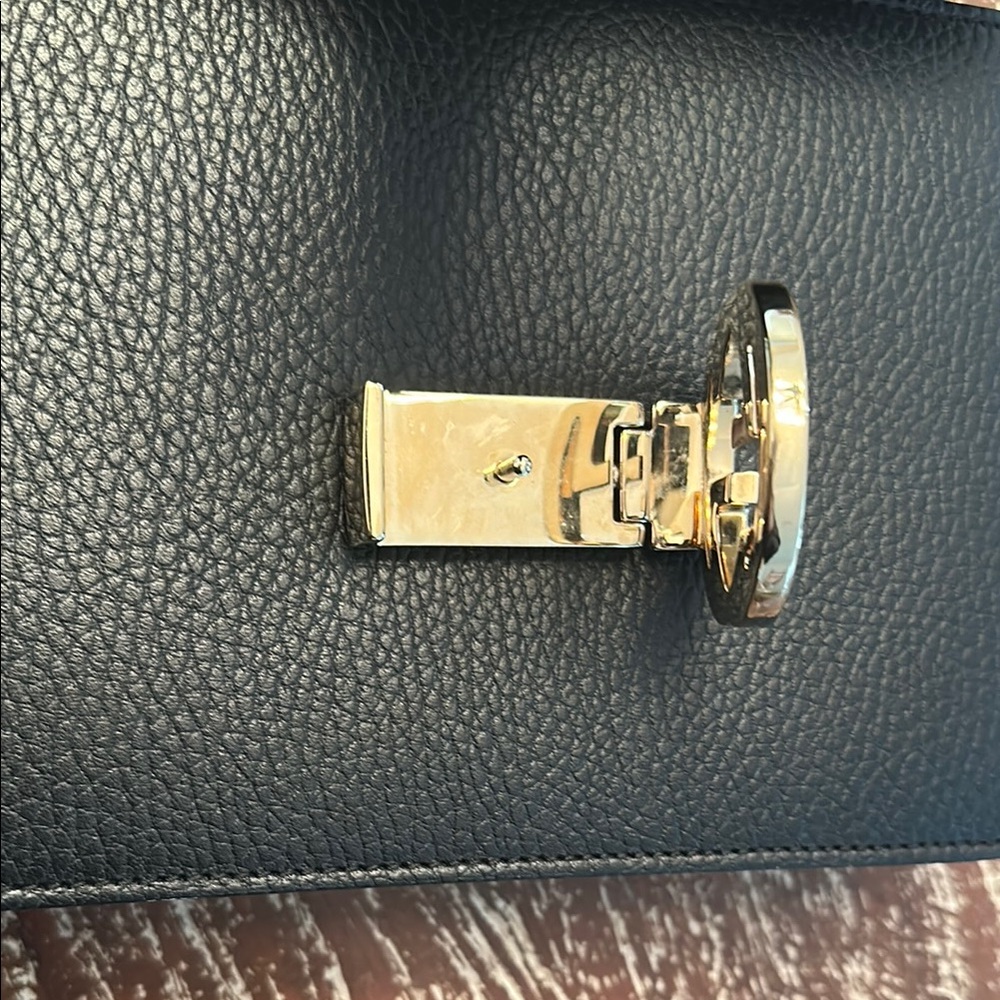 Gucci Black Crossbody Bag with Chain Strap and Iconic Logo - Picture 7 of 12